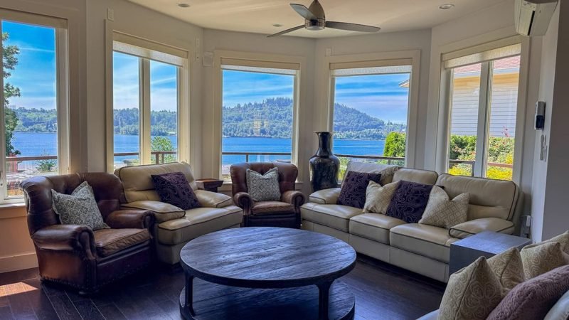 Family room of Villa Très Jolie with the inlet in the windows
